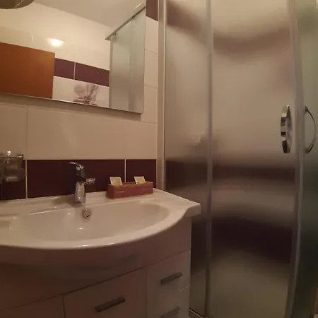 Bukaleta In Apartament Loznati